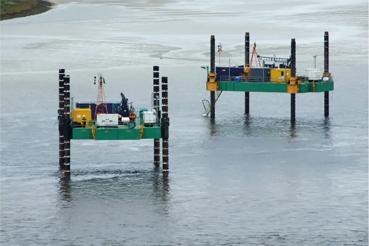 Геологоразведочная самоподъемная платформа